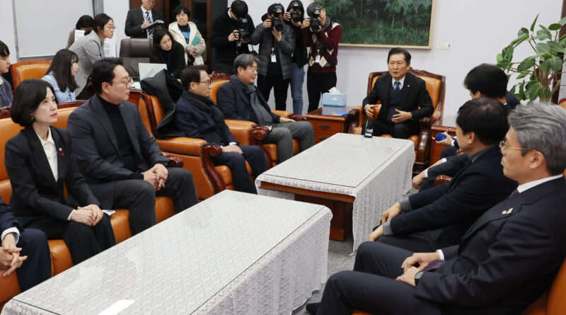 국회 탄핵소추단: 헌재에 ‘계엄 포고령’ 등 증거목록 제출